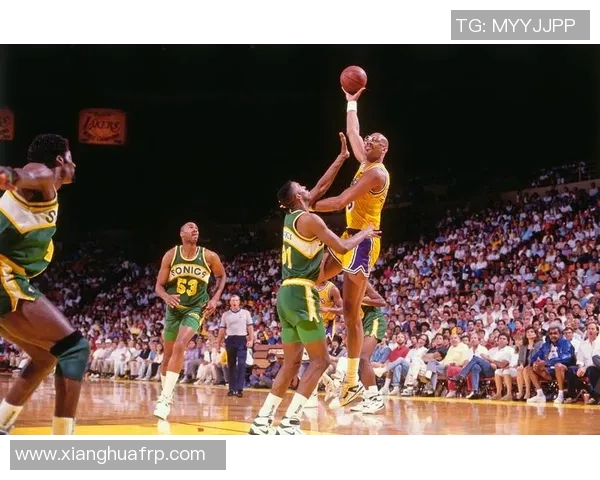 贾巴尔勾手视频揭秘传奇球星的经典瞬间与篮球技巧分析